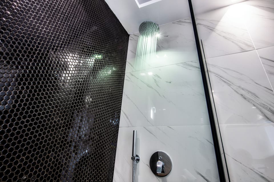 Deluxe Suite | Bathroom | Combined shower/tub, rainfall showerhead, designer toiletries