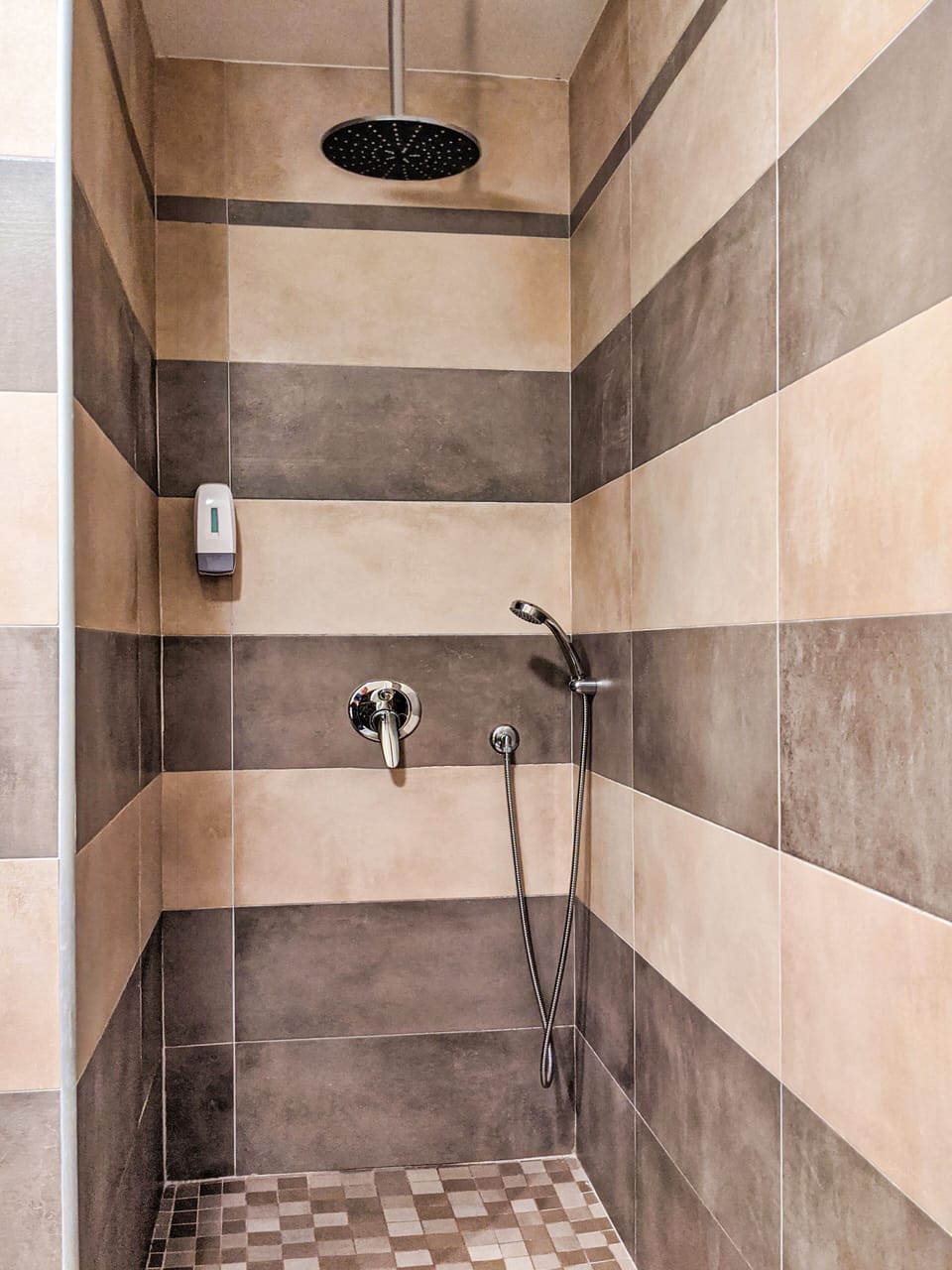 Comfort Triple Room | Bathroom | Shower, free toiletries, hair dryer, bidet