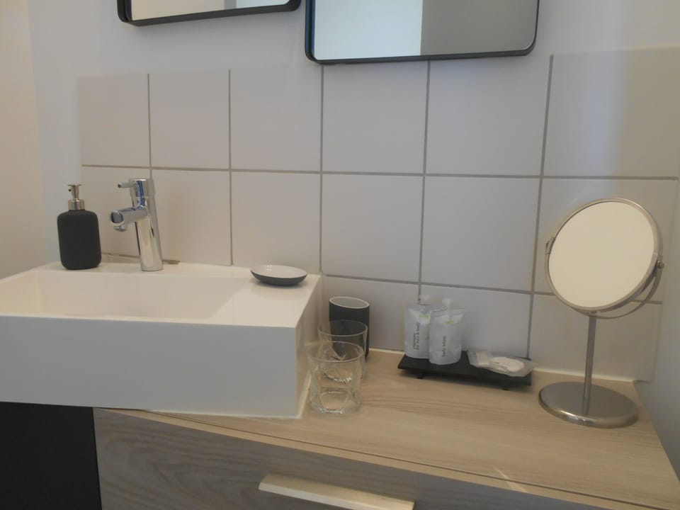 Comfort Suite, Garden View (Perle de Corail) | Bathroom sink