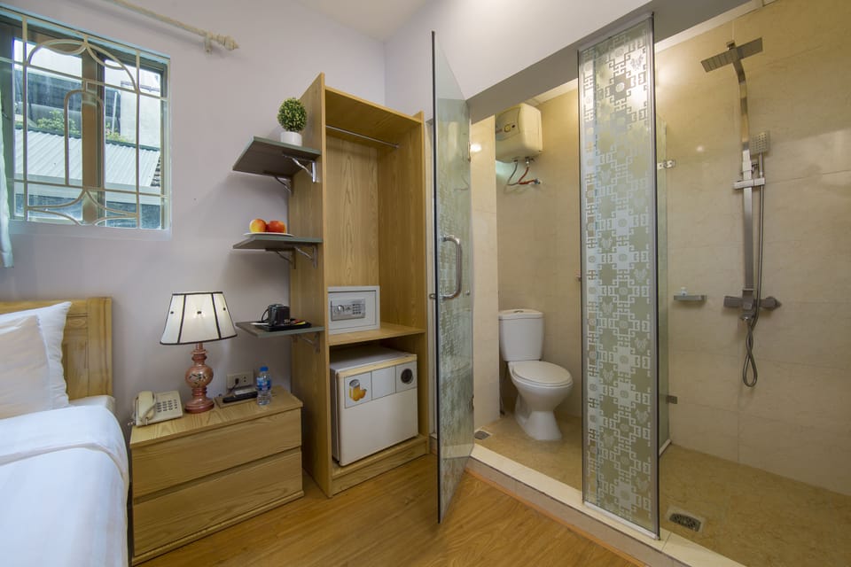 Superior Double Room Single Use | Bathroom | Free toiletries, hair dryer, slippers, bidet