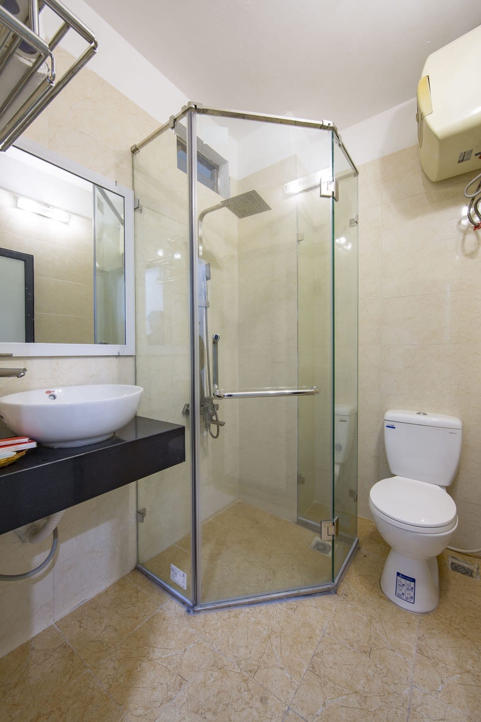 Deluxe Triple Room | Bathroom | Free toiletries, hair dryer, slippers, bidet