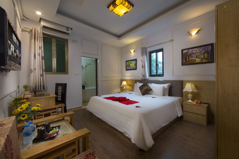 Deluxe Double Room | Minibar, in-room safe, individually decorated, individually furnished