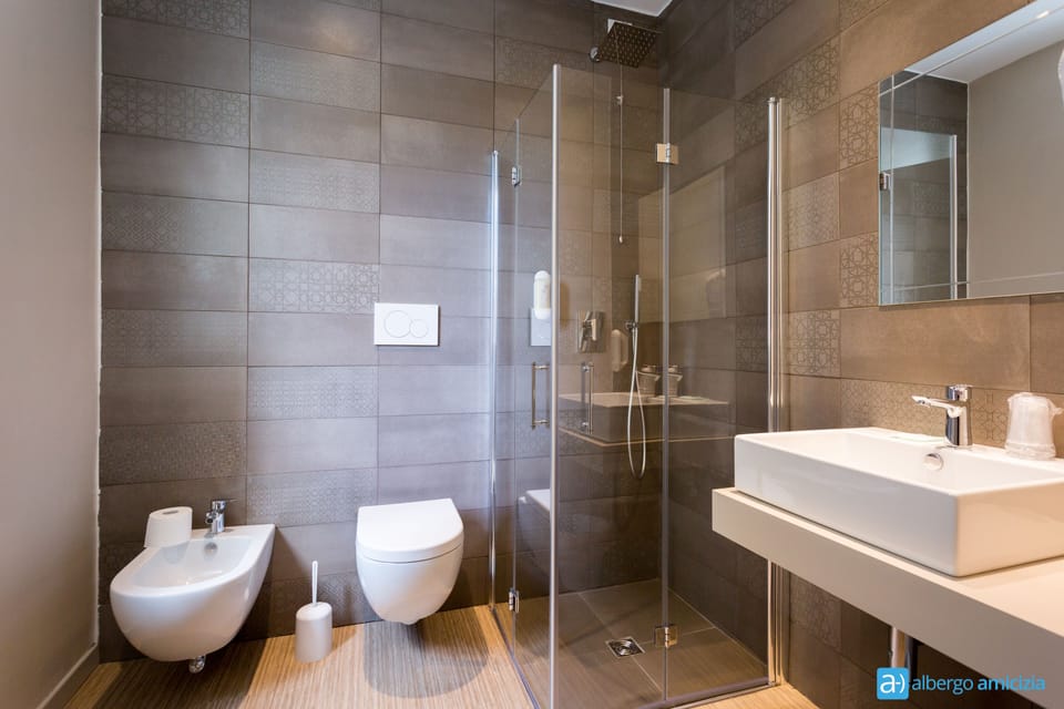 Triple Room | Bathroom | Shower, rainfall showerhead, free toiletries, hair dryer