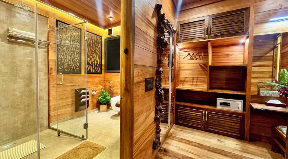 Shower, rainfall showerhead, free toiletries, hair dryer