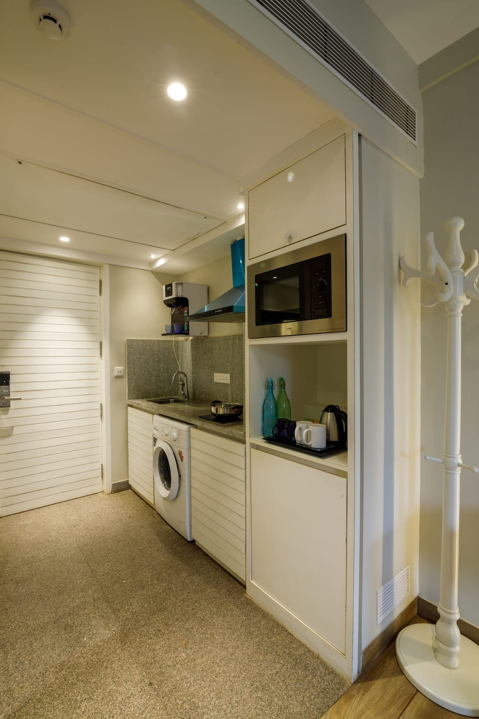 Executive Apartment | Private kitchen | Stovetop, electric kettle, cookware/dishes/utensils