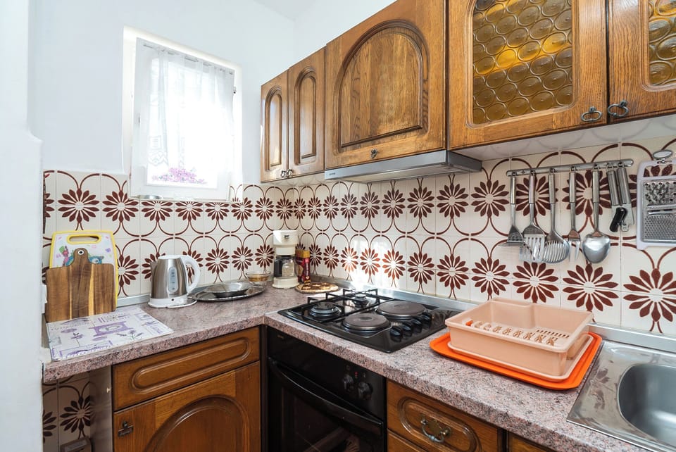 Apartment (A1) | Private kitchen | Fridge, oven, stovetop, espresso maker