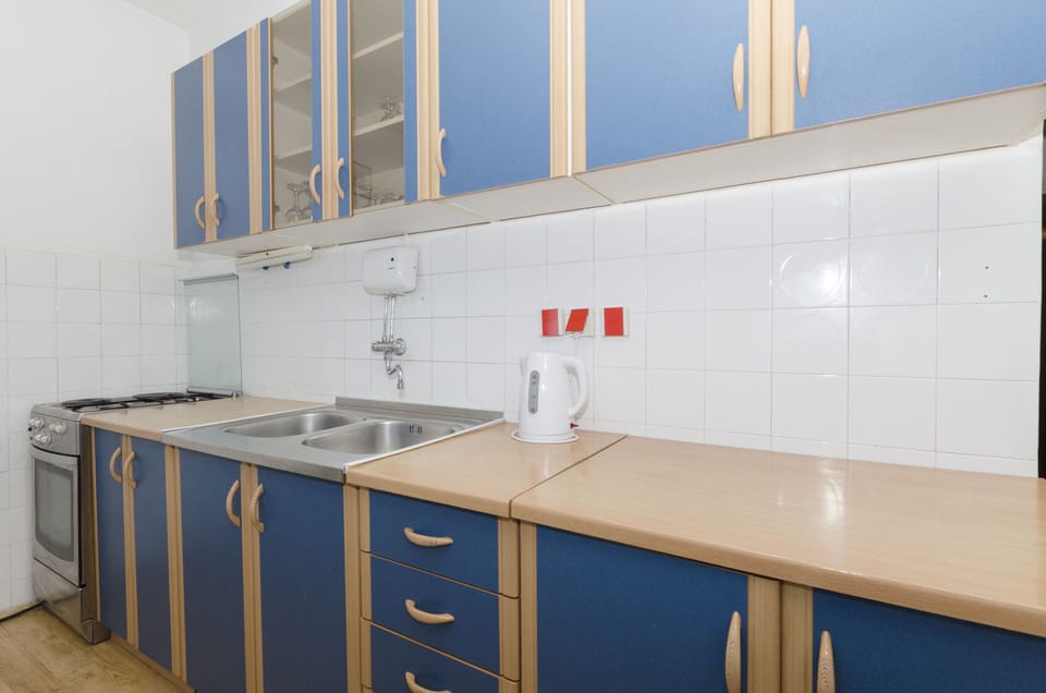 Private kitchen | Fridge, oven, stovetop, cookware/dishes/utensils