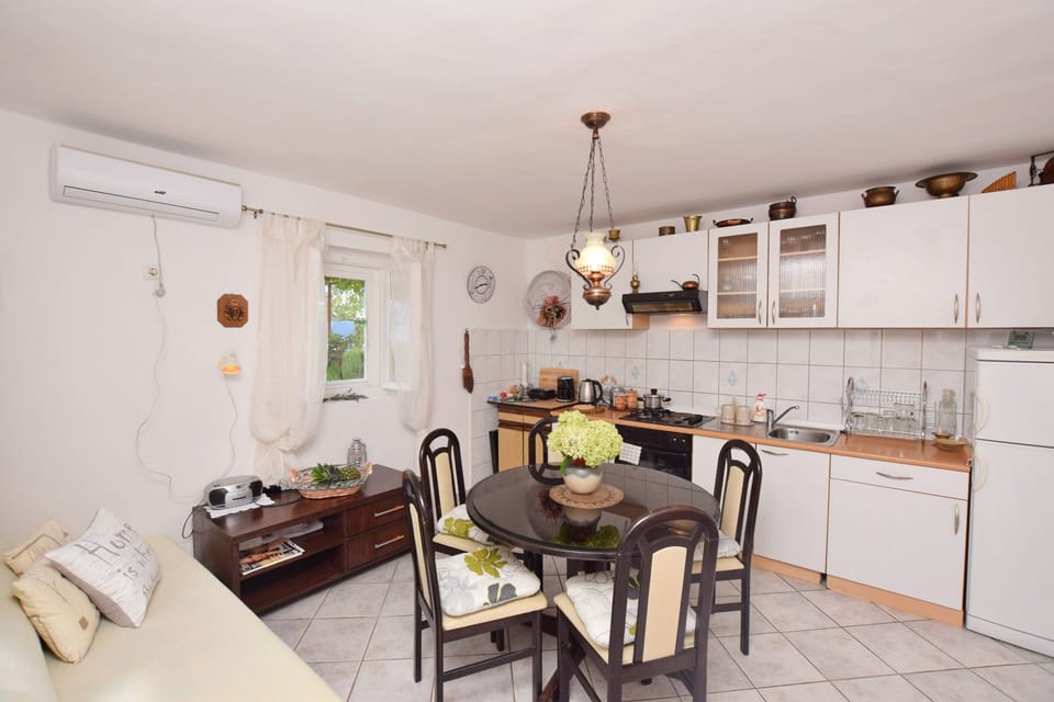 Private kitchen | Fridge, oven, stovetop, espresso maker