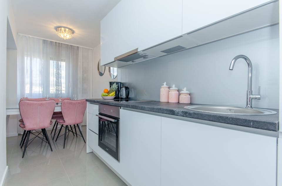 Apartment (A1) | Private kitchen | Fridge, microwave, oven, stovetop