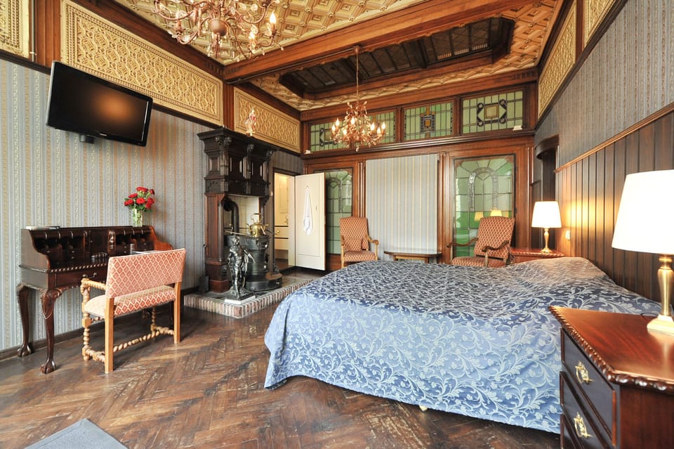 Studio Suite | In-room safe, desk, blackout drapes, iron/ironing board