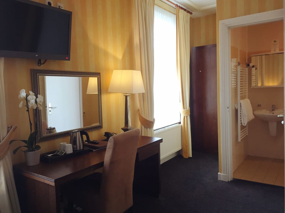 Deluxe room with extra bed | In-room safe, desk, blackout drapes, iron/ironing board (on request)