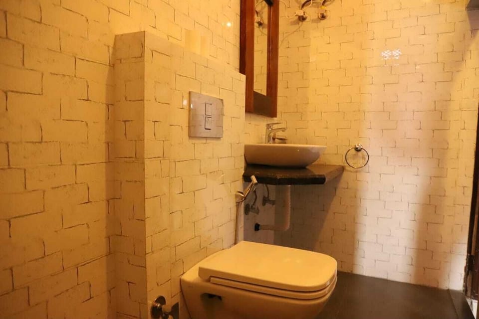 Deluxe Room, 1 Double Bed | Bathroom | Shower, free toiletries, hair dryer, slippers