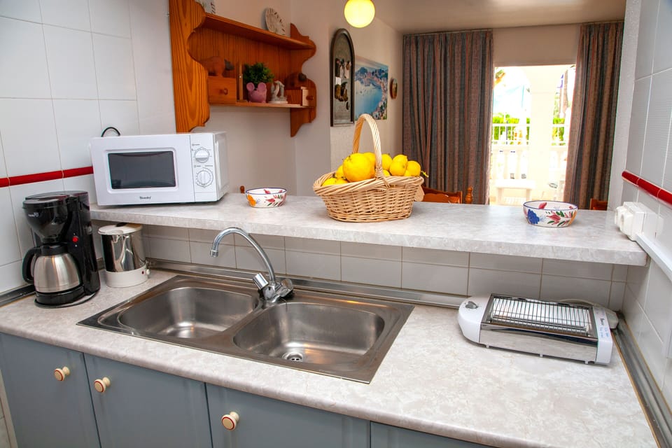 Fridge, oven, stovetop, coffee/tea maker