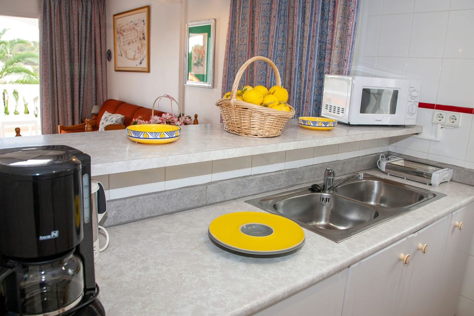Fridge, oven, stovetop, coffee/tea maker