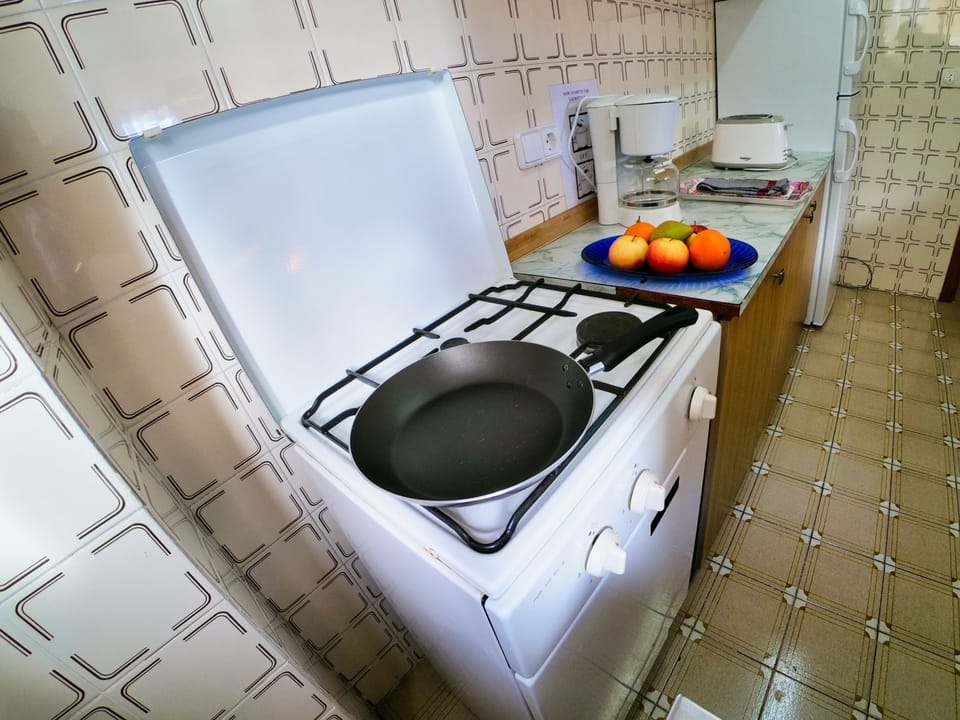 Private kitchen | Fridge, microwave, stovetop, coffee/tea maker