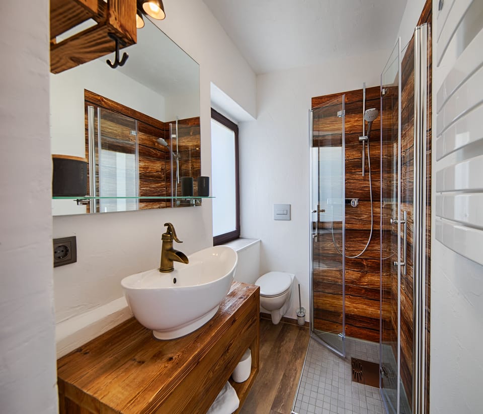 Double Room (Zimmer 180) | Bathroom | Shower, hair dryer, towels