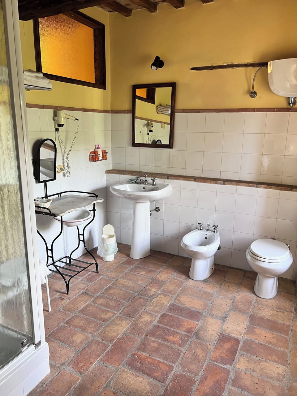 Classic Double Room | Bathroom | Shower, free toiletries, hair dryer, bidet