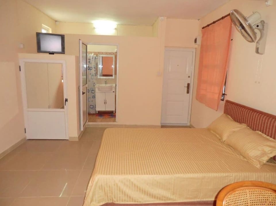 Family Triple Room | In-room safe, desk, rollaway beds (surcharge), WiFi (free)