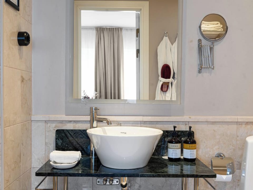 Junior Studio Suite | Bathroom | Hair dryer, towels, soap, shampoo
