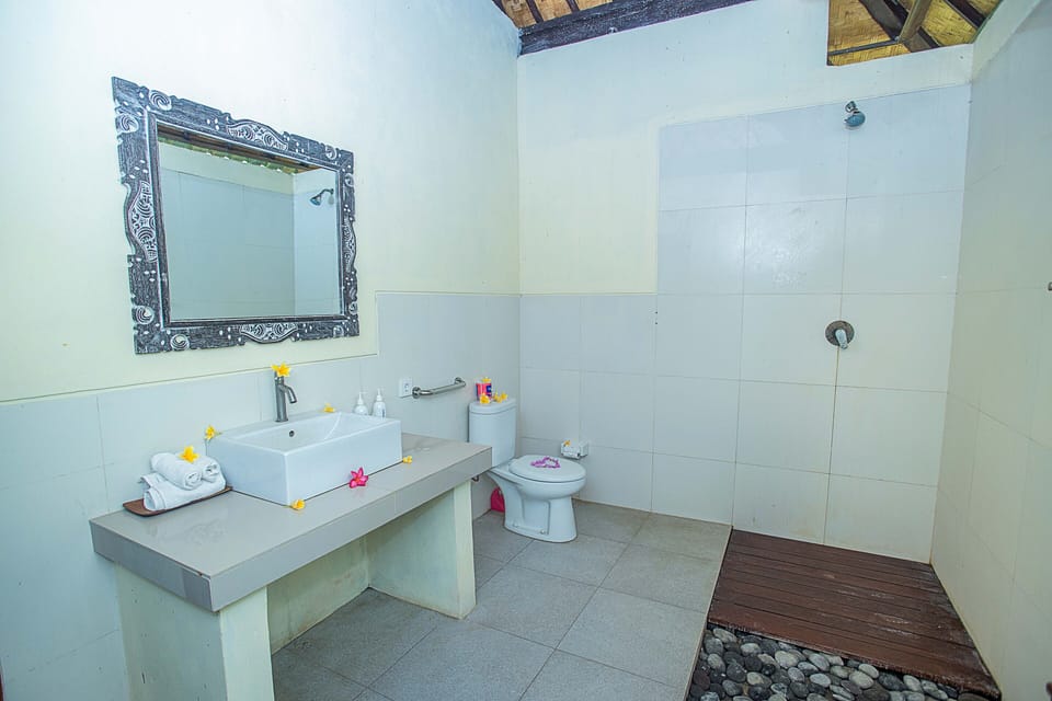 Bungalow | Bathroom | Shower, rainfall showerhead, towels, soap