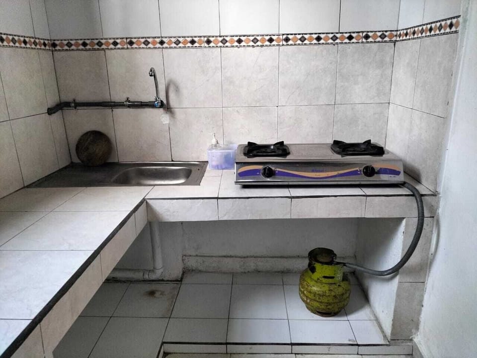 Fridge, stovetop, griddle, cookware/dishes/utensils