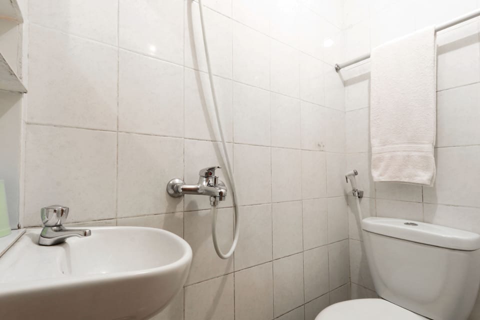 Deluxe Single Room | Bathroom | Shower, towels, soap, shampoo