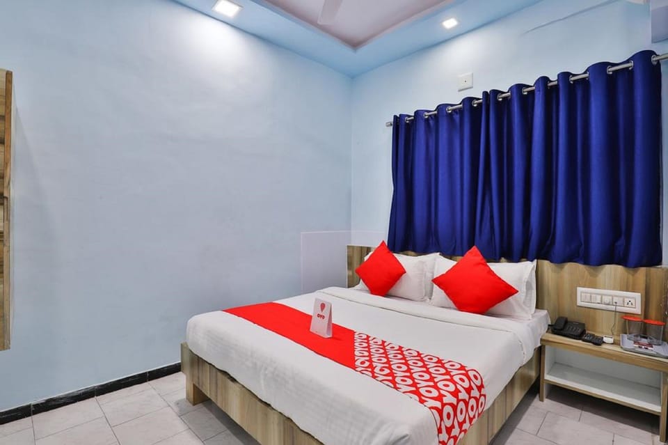 Deluxe Double Room, City View | 1 bedroom, in-room safe, desk, rollaway beds