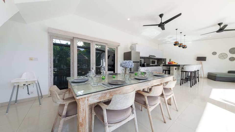 Exclusive Villa, 4 Bedrooms | Dining room