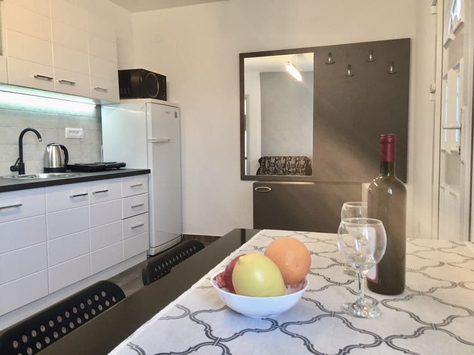 City Apartment, Mountain View | Private kitchen | Full-size fridge, stovetop, coffee/tea maker, electric kettle