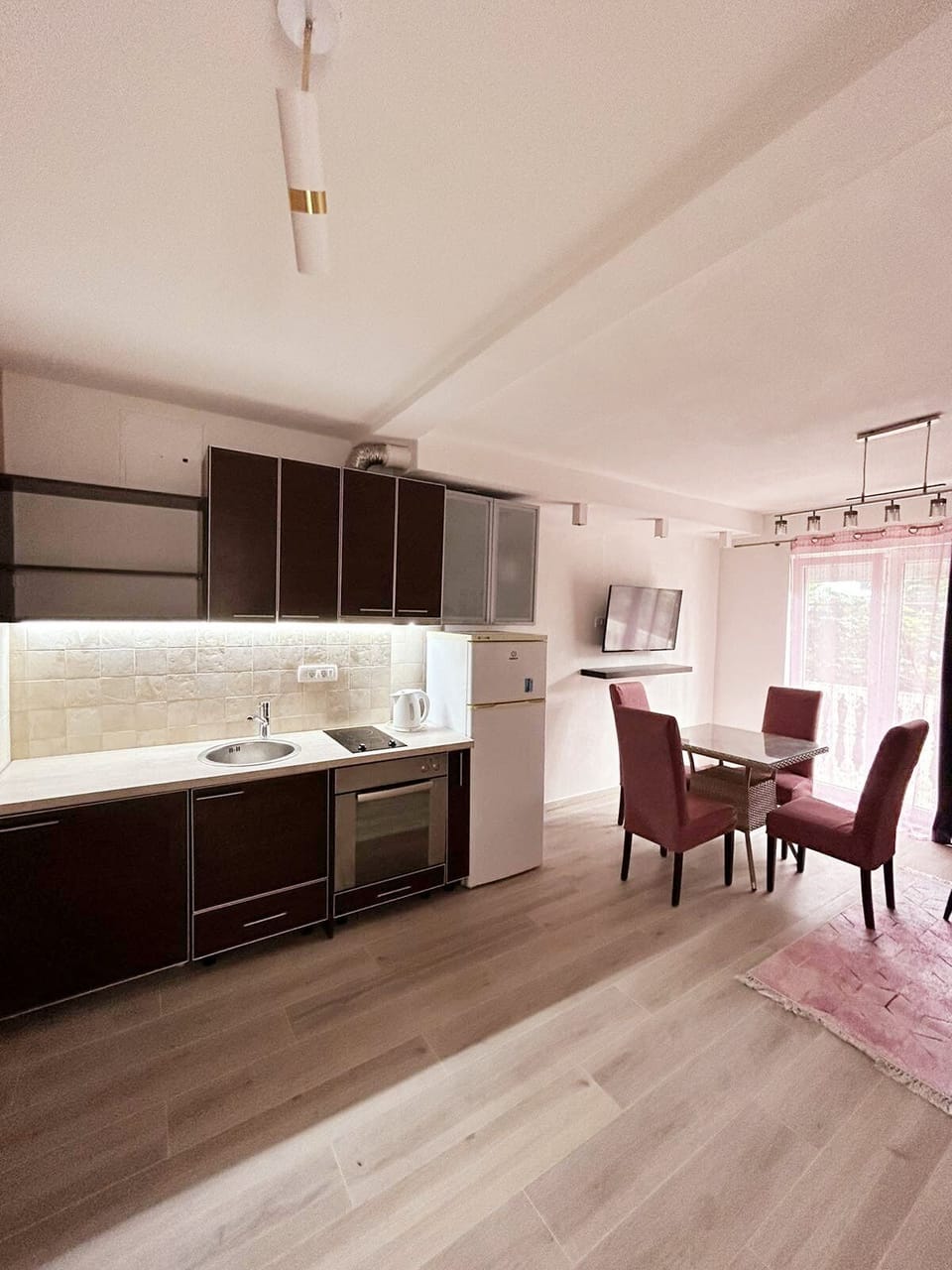 Family Apartment, City View (Purple) | Premium bedding, soundproofing, iron/ironing board, free WiFi