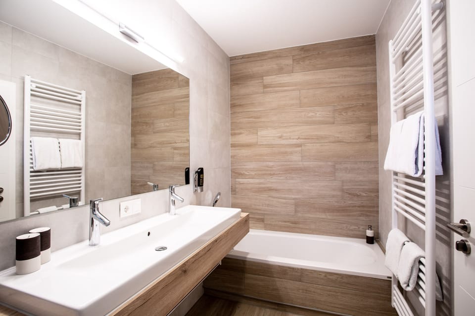 Comfort Double Room | Bathroom | Shower, free toiletries, hair dryer, towels
