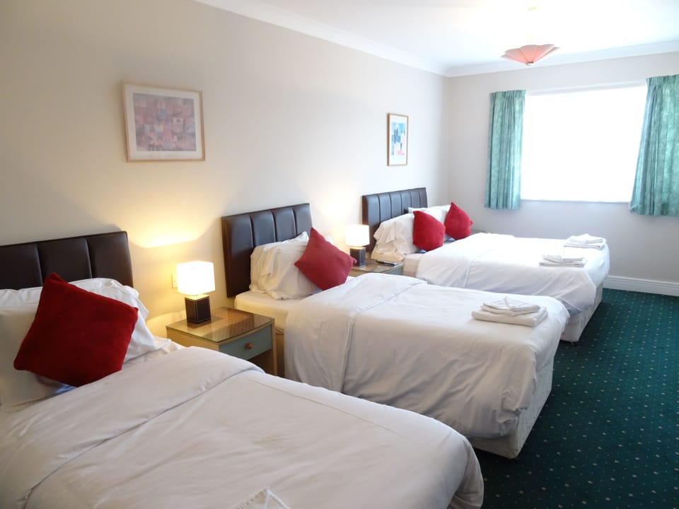 Quadruple Room, Ensuite | Desk, iron/ironing board, free WiFi, bed sheets