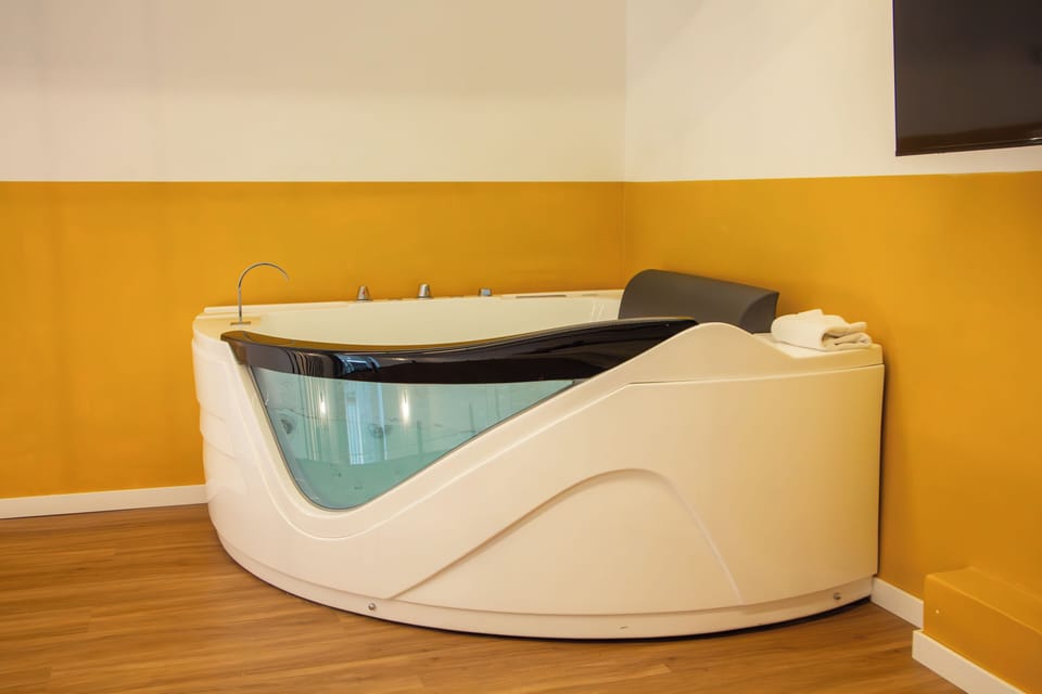 Junior Room, 1 King Bed | Private spa tub