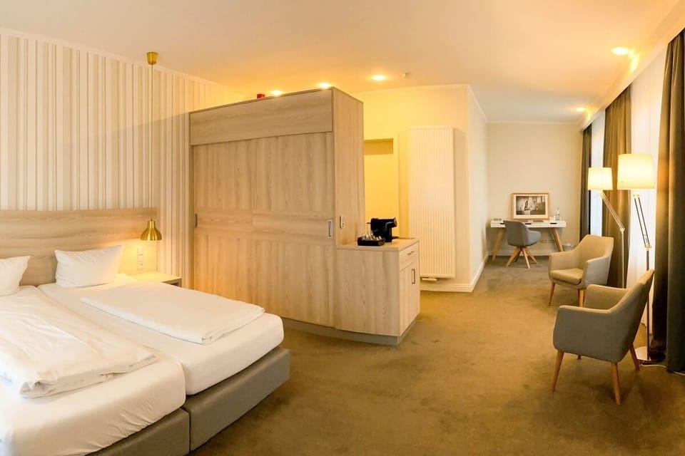 Junior Suite, Terrace, Park View | Hypo-allergenic bedding, in-room safe, desk, blackout drapes