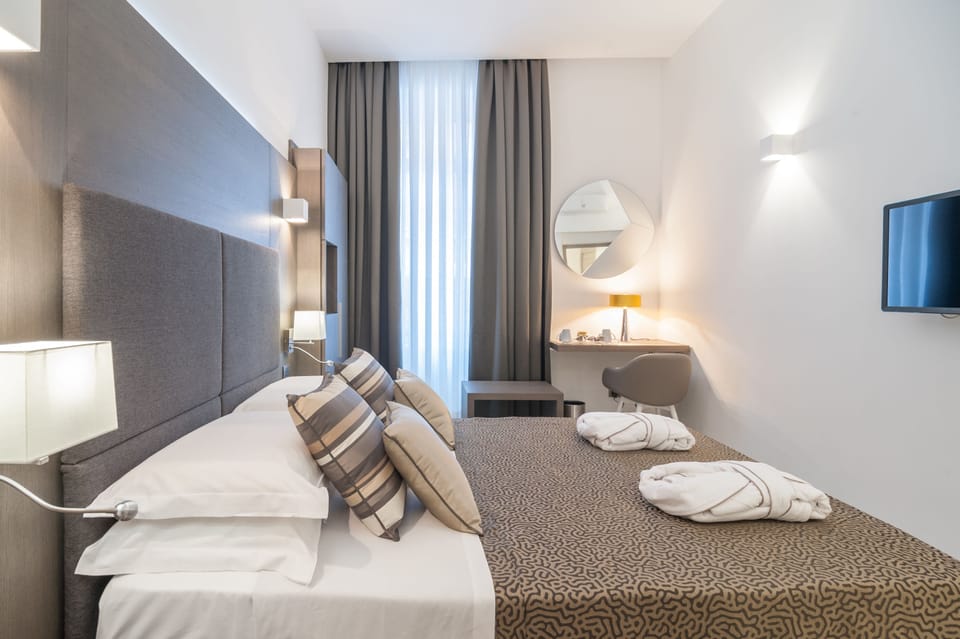 Double Room (2) | Memory foam beds, in-room safe, desk, laptop workspace
