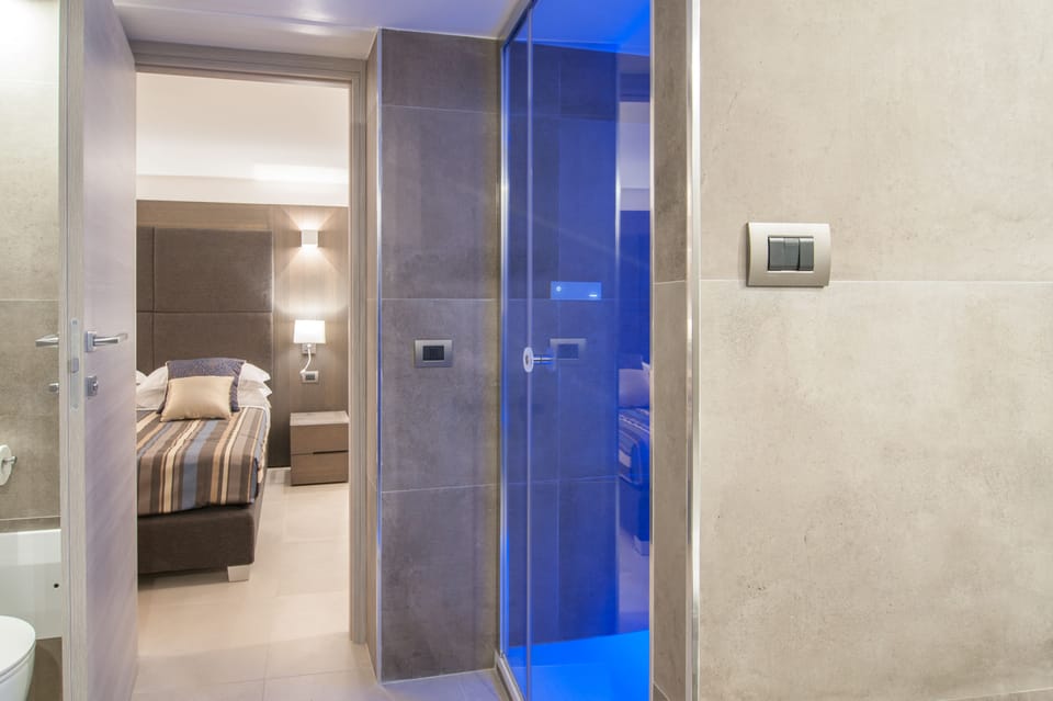 Double or Twin Room (3) | Bathroom | Shower, rainfall showerhead, free toiletries, hair dryer