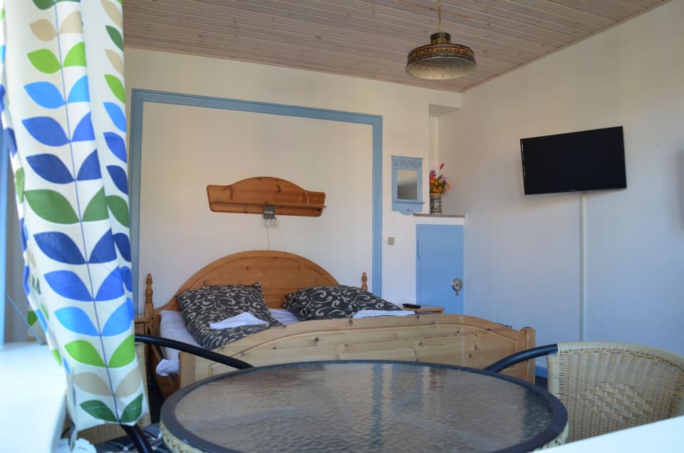 Standard Double Room, Shared Bathroom (8) | Individually decorated, individually furnished, soundproofing