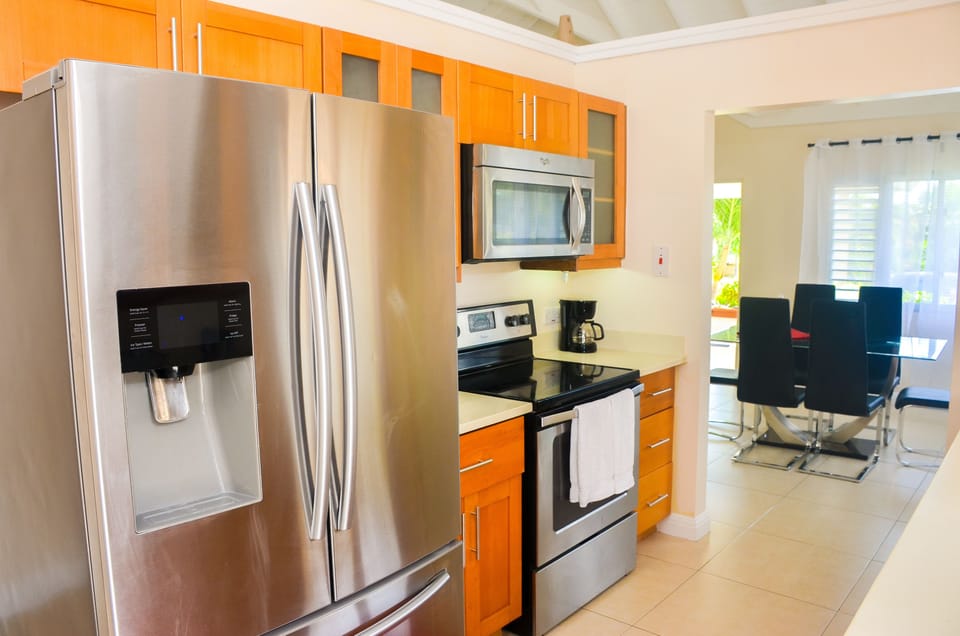 Luxury Villa | Private kitchen | Fridge, microwave, oven, stovetop