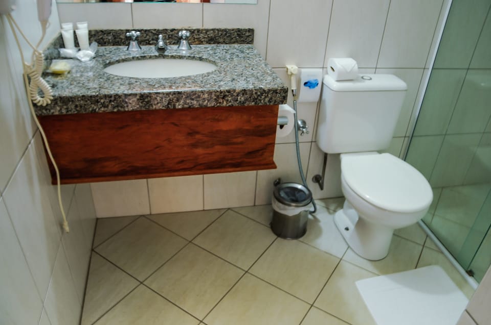 Chalet | Bathroom | Shower, free toiletries, hair dryer, towels
