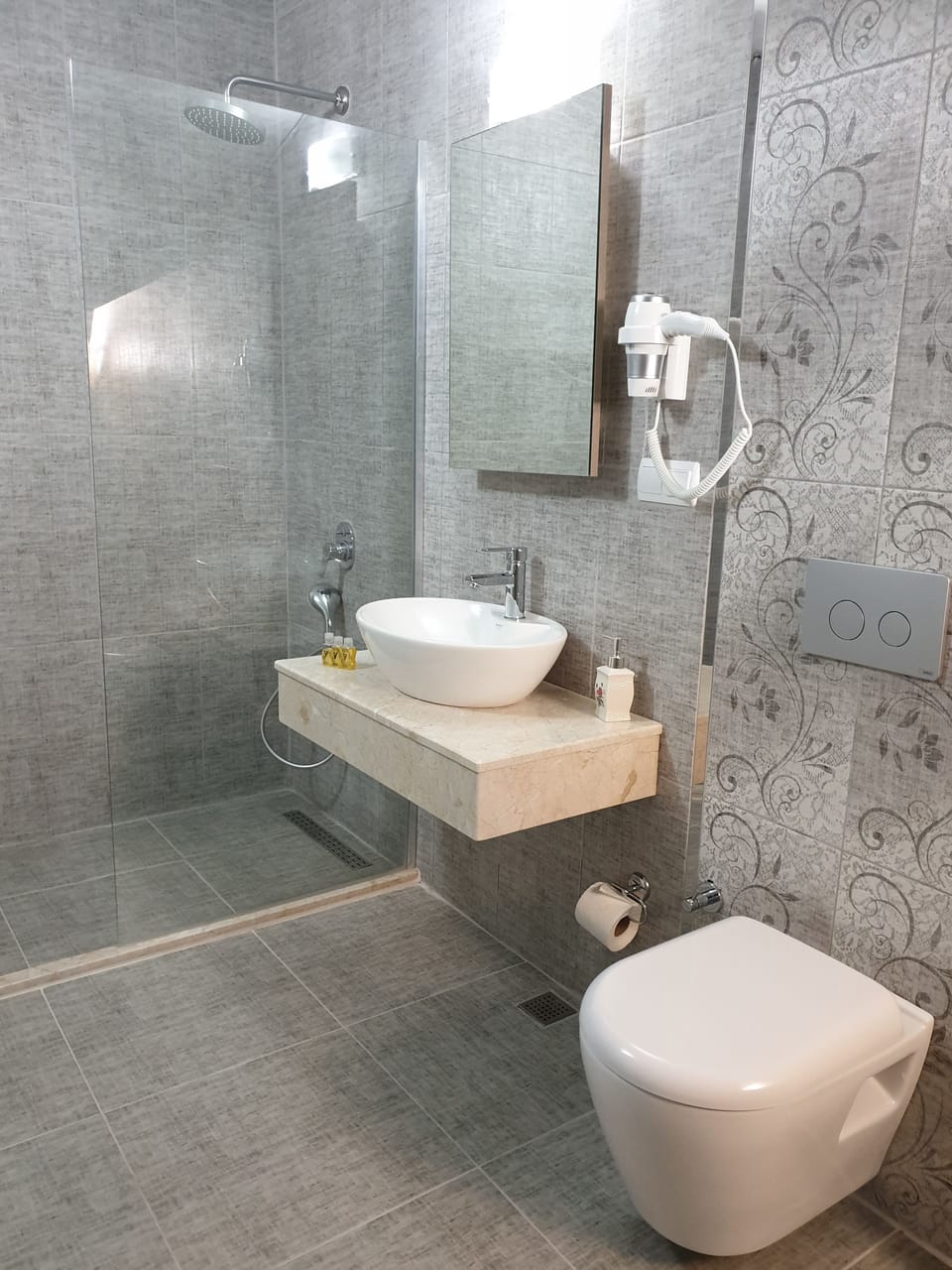 Standard Triple Room | Bathroom | Shower, rainfall showerhead, hair dryer, towels