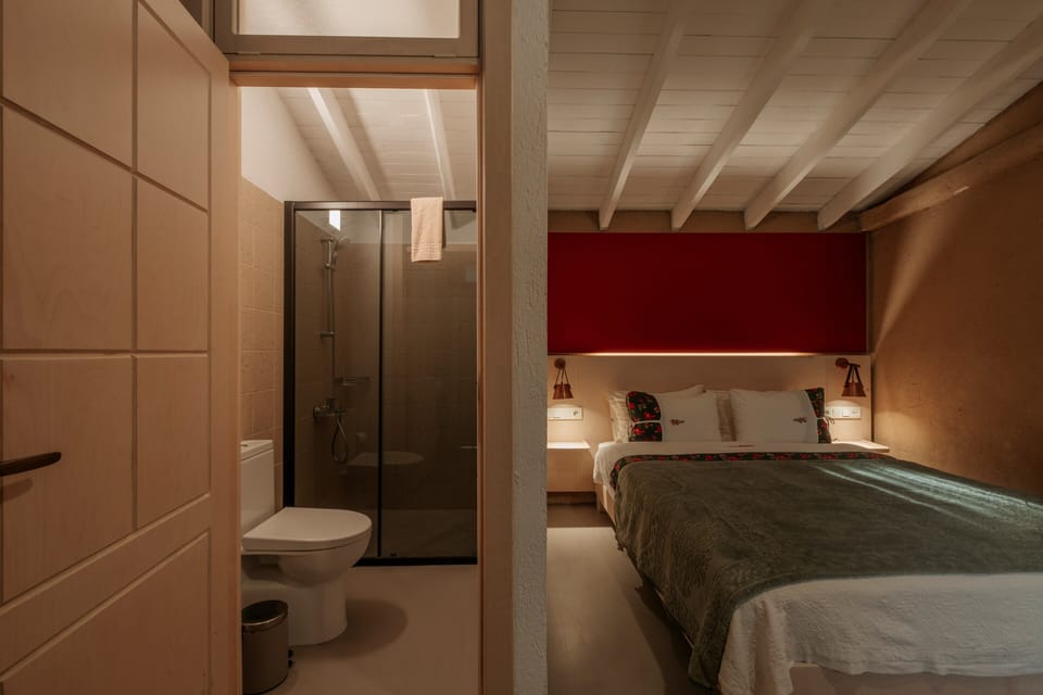Classic Room, 1 Queen Bed | Bathroom | Shower, eco-friendly toiletries, hair dryer, slippers