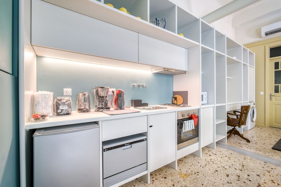 Signature Studio Suite | Private kitchen | Fridge, microwave, oven, stovetop