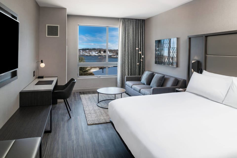 Hypo-allergenic bedding, in-room safe, desk, laptop workspace