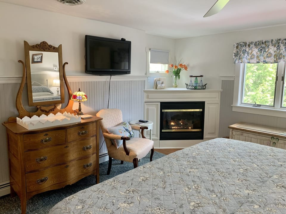 Deluxe Double Room, Ensuite, Mountain View (Room 1) | Premium bedding, memory foam beds, free WiFi, bed sheets