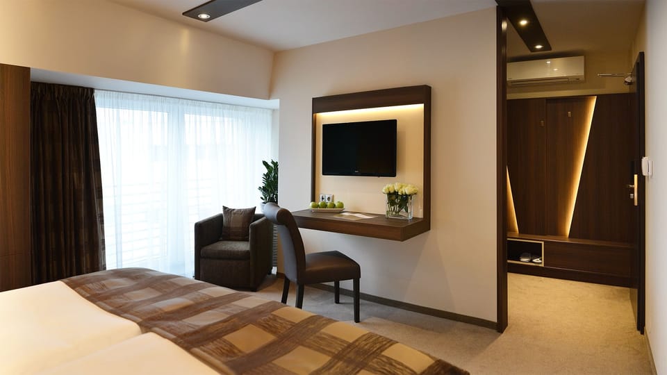 Standard Room | 1 bedroom, minibar, in-room safe, desk