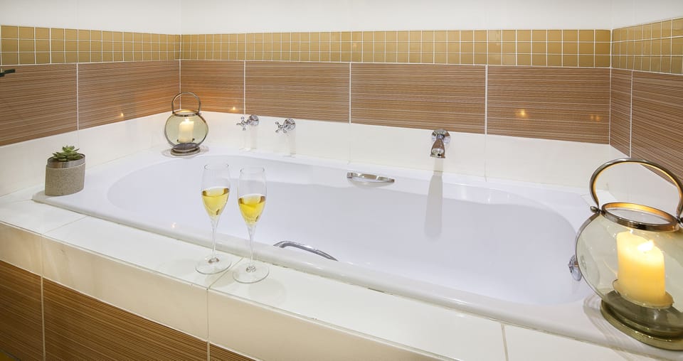 Honeymoon Suite | Champagne service