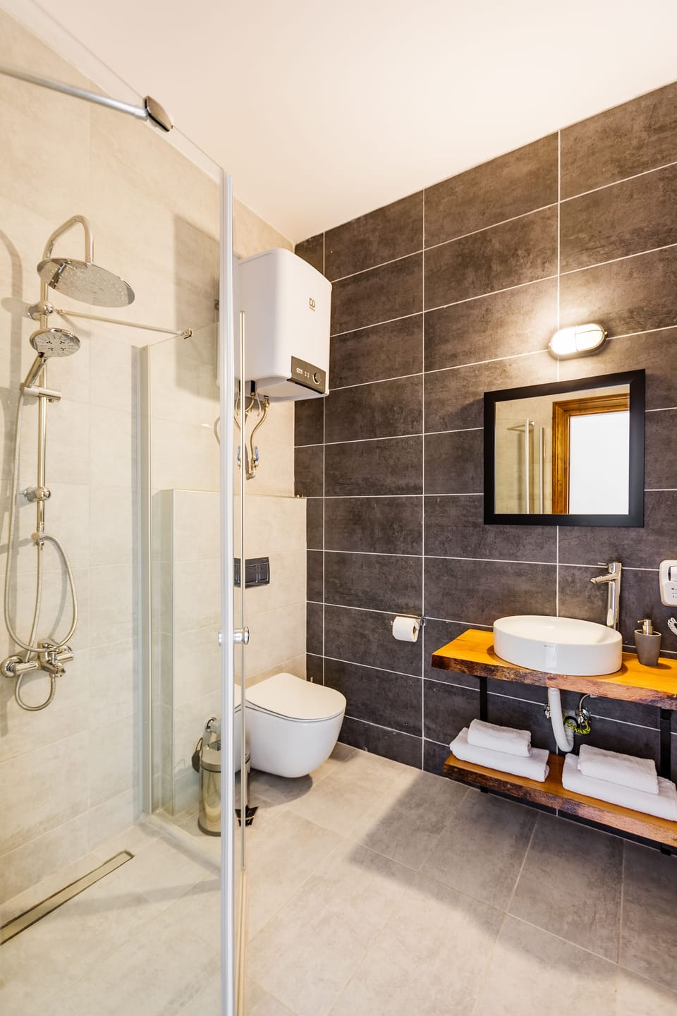 Deluxe Double or Twin Room | Bathroom | Shower, free toiletries, hair dryer, slippers
