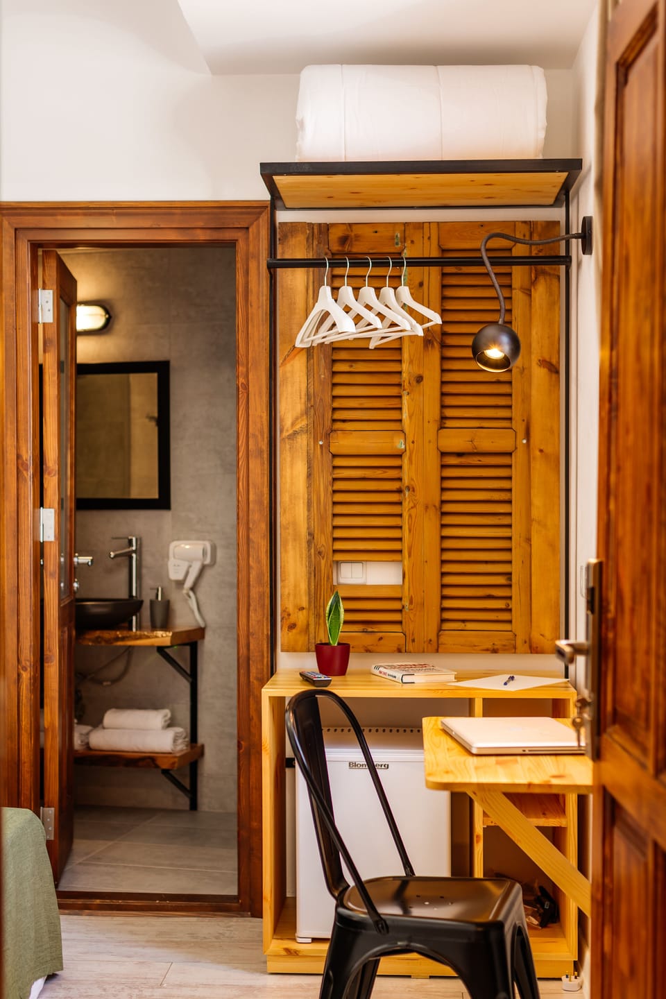 Standard Double Room | Living area | LCD TV, Netflix