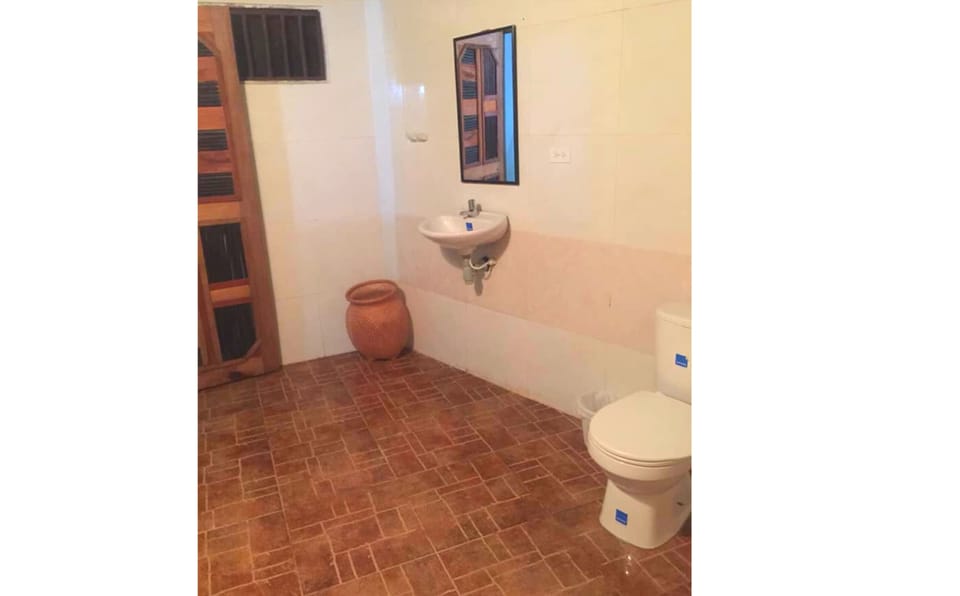 Basic Room | Bathroom | Shower, free toiletries, towels