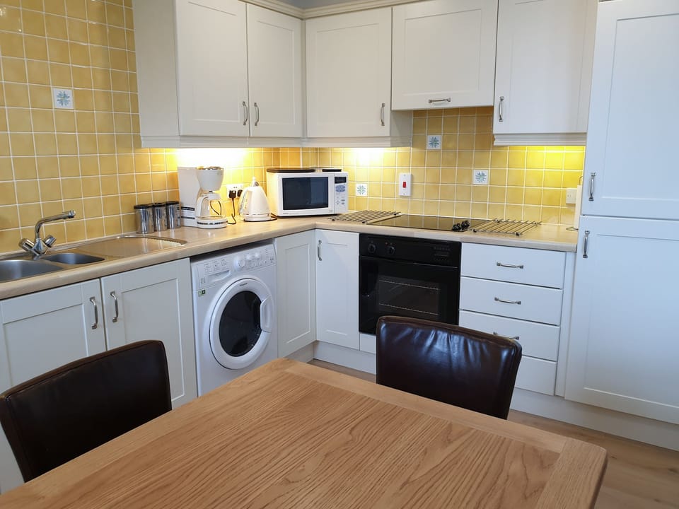 Comfort Apartment, Shared Bathroom, Sea View | Restaurant